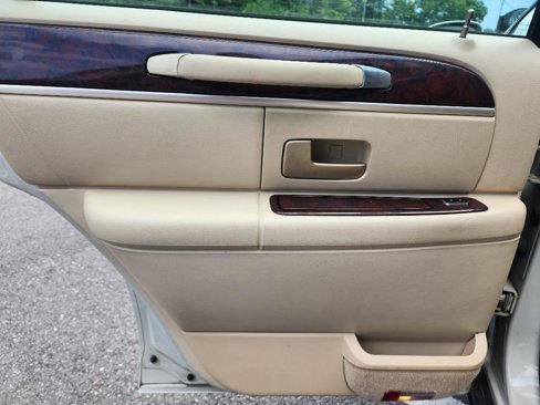 Used 2006 Lincoln Town Car Signature image 11