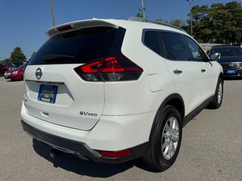 Used 2018 Nissan Rogue SV image 3