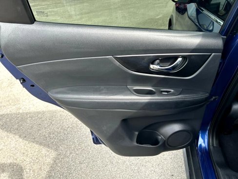 Used 2018 Nissan Rogue SV image 7