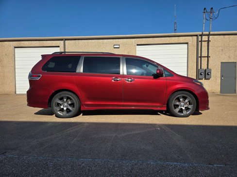 Used 2016 Toyota Sienna SE image 21