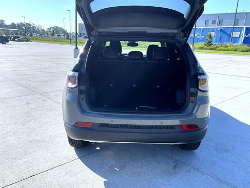 Used 2023 Jeep Compass Limited image 9