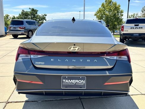 Used 2024 Hyundai Elantra SEL image 3