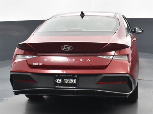 Certified 2025 Hyundai Elantra SE image 4