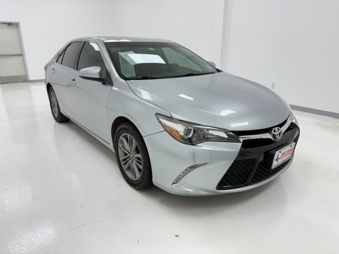 Used 2017 Toyota Camry SE image 2
