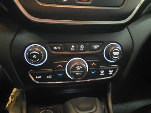 Used 2019 Jeep Cherokee Trailhawk w/ Cold Weather Group image 26