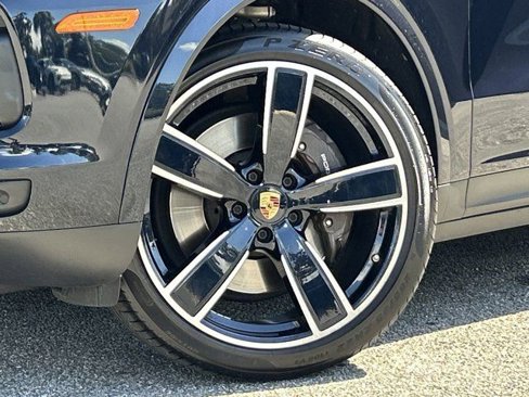 Certified 2023 Porsche Cayenne Platinum Edition image 14