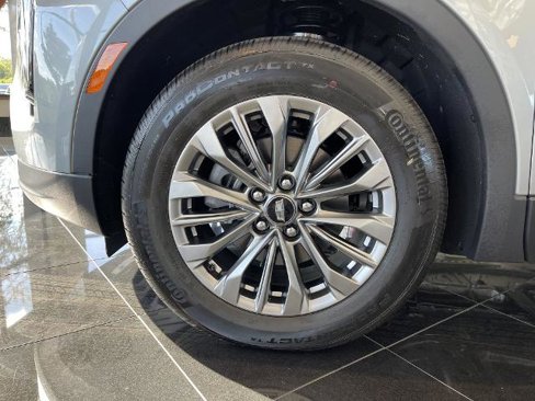 Used 2025 Cadillac XT4 Premium Luxury image 2