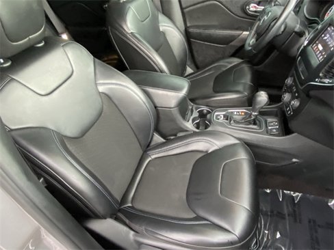Used 2019 Jeep Cherokee Latitude Plus w/ Comfort/Convenience Group image 18