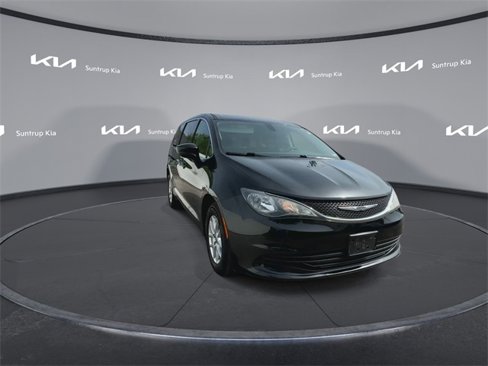Used 2017 Chrysler Pacifica LX image 3