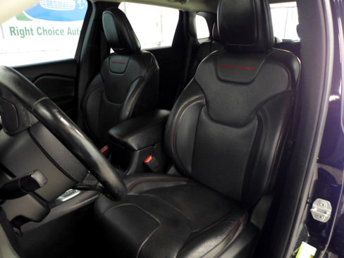 Used 2018 Jeep Cherokee Trailhawk w/ Quick Order Package 27L image 40