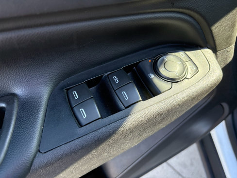 Used 2018 Chevrolet Equinox LT image 11