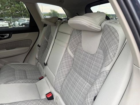 Used 2022 Volvo XC60 B5 Momentum image 19
