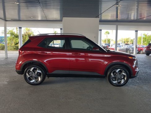 Used 2025 Hyundai Venue SEL image 3