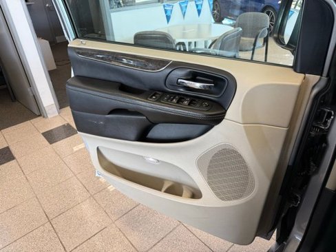 Used 2016 Chrysler Town & Country Touring image 19