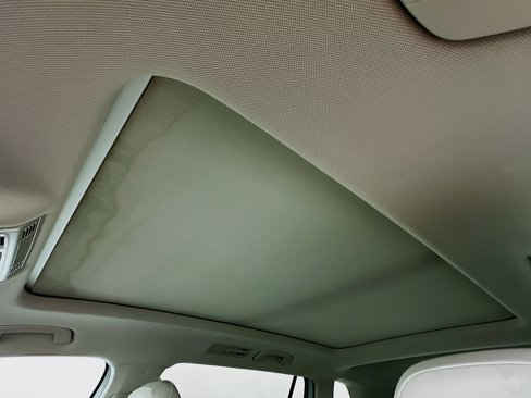 Used 2018 Volkswagen Tiguan SE w/ Panoramic Sunroof Package image 25