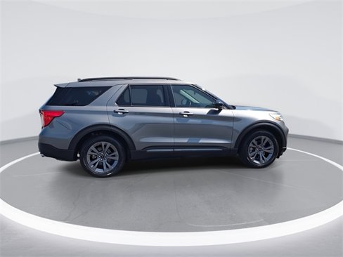 Used 2022 Ford Explorer XLT w/ Equipment Group 202A image 9