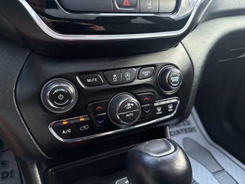Used 2022 Jeep Cherokee Limited image 23