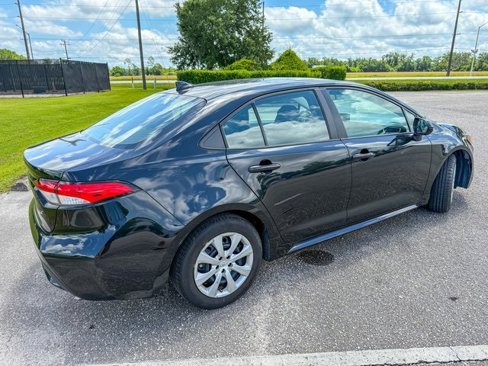 Used 2022 Toyota Corolla LE image 2