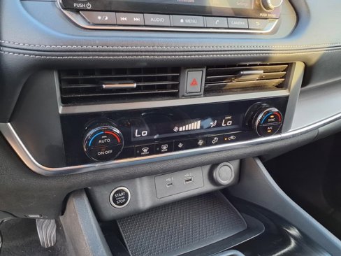 Used 2023 Nissan Rogue SV image 16
