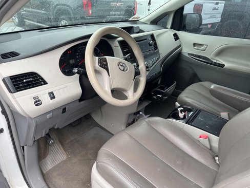 Used 2014 Toyota Sienna LE image 10