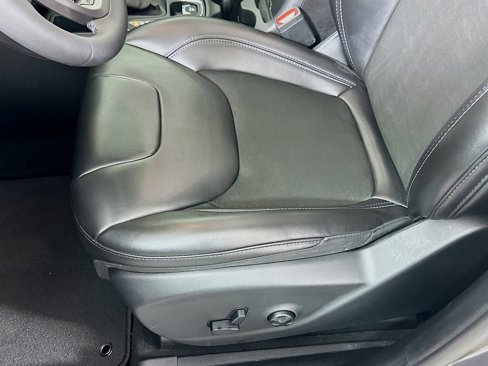 Used 2020 Jeep Cherokee Latitude Plus image 19