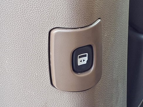 Used 2016 Chrysler Town & Country Touring image 26