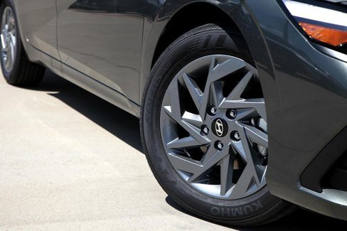 Used 2024 Hyundai Elantra SEL image 2