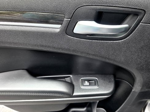 Used 2016 Chrysler 300 Limited image 33