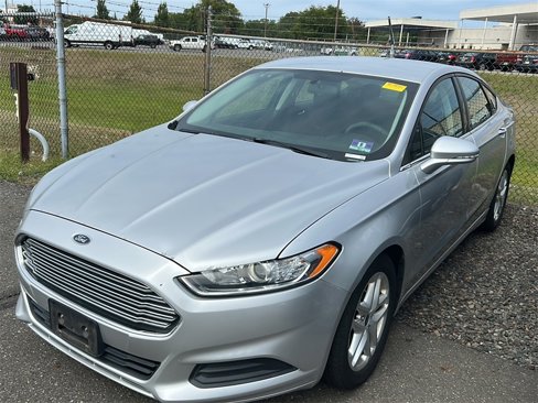Used 2015 Ford Fusion SE image 4