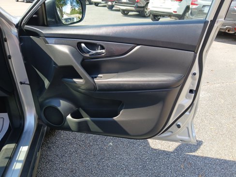 Used 2018 Nissan Rogue SV image 15
