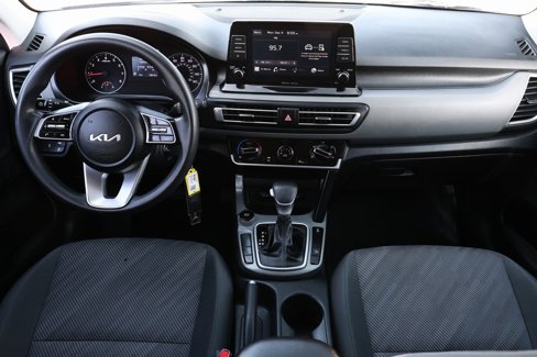Used 2023 Kia Seltos LX image 2