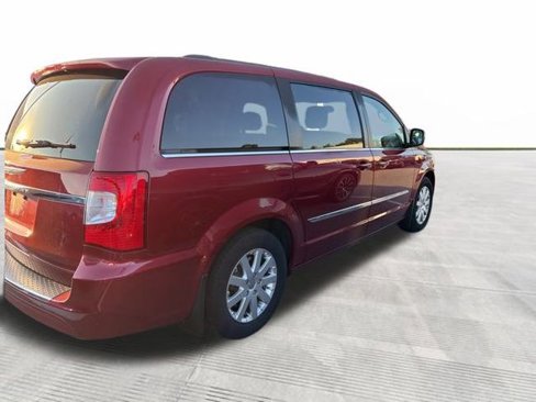 Used 2014 Chrysler Town & Country Touring image 4