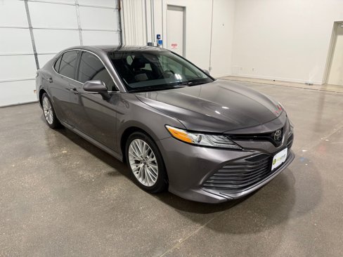 Used 2020 Toyota Camry XLE image 3