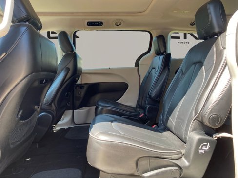 Used 2018 Chrysler Pacifica Limited image 10