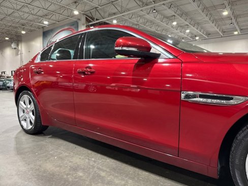 Used 2018 Jaguar XE Premium image 22