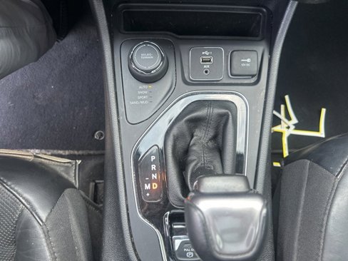 Used 2020 Jeep Cherokee Limited image 26