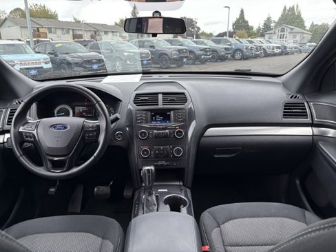 Used 2018 Ford Explorer XLT image 5
