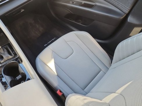 Used 2023 Hyundai Elantra Limited image 11