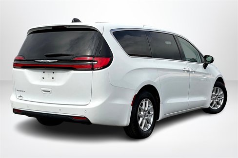 Used 2023 Chrysler Pacifica Touring-L image 5