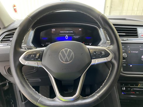 Used 2024 Volkswagen Tiguan SE image 32
