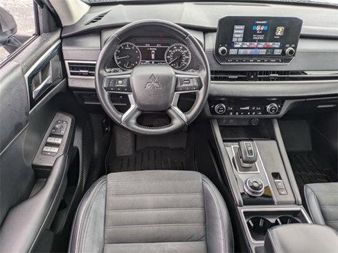 Used 2022 Mitsubishi Outlander SE image 15