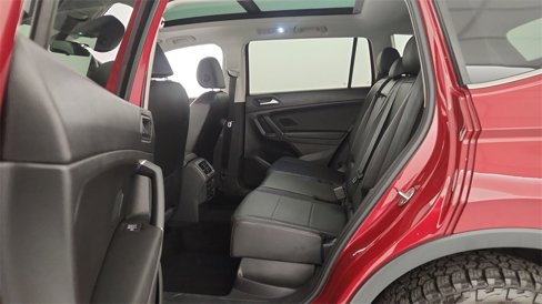 Used 2020 Volkswagen Tiguan SE w/ Panoramic Sunroof Package image 28