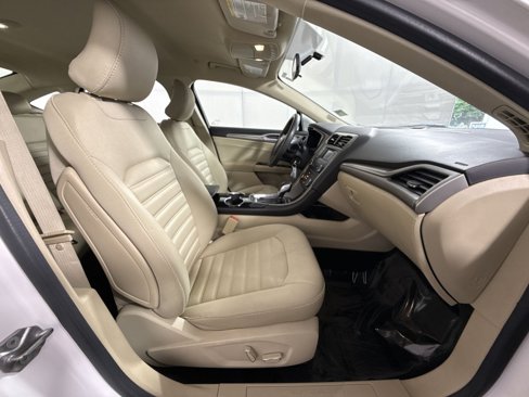 Used 2015 Ford Fusion SE image 25