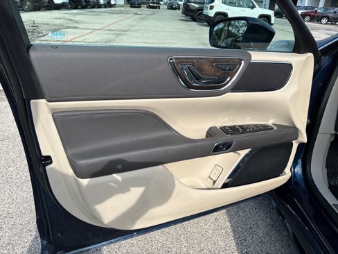 Used 2017 Lincoln Continental Select w/ Climate Package image 12