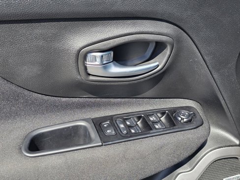 Used 2021 Jeep Renegade Latitude w/ Sun & Sound Group image 15