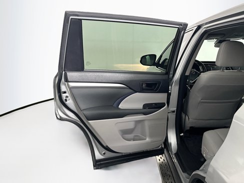Used 2017 Toyota Highlander LE image 24