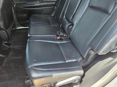 Used 2018 Toyota Highlander XLE image 19