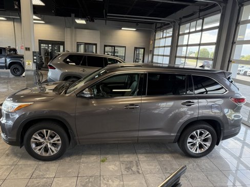 Used 2015 Toyota Highlander XLE image 1