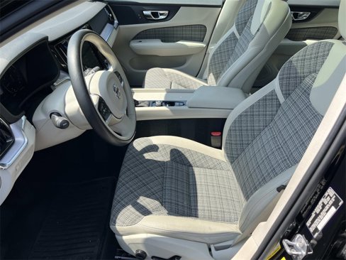 Used 2020 Volvo V60 T5 Momentum image 25