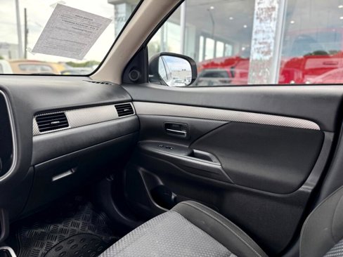 Used 2017 Mitsubishi Outlander SE image 16
